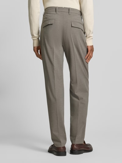 Männermodel trägt Relaxed Fit Bundfaltenhose aus Woll-Mix mit Viskose-Anteil Modell 'BELSBO PLEATS' von Marc O'Polo, Melange, ganzkörperansicht rückansicht.