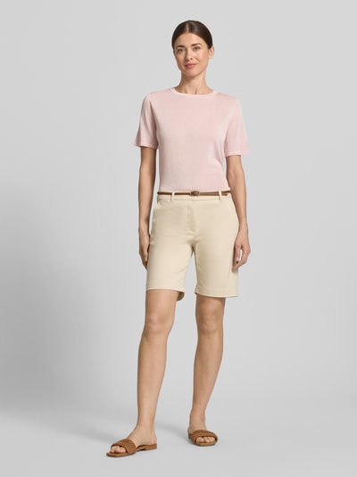 Frauenmodel trägt Straight Fit Bermuda mit Gesäßtaschen Modell 'Days' von B.Young aus elastischem Baumwoll-Mix in Beige mit abnehmbarem Gürtel, Bundweite 40 cm, Innenbeinlänge 21 cm, Ganzkörperansicht von vorne.