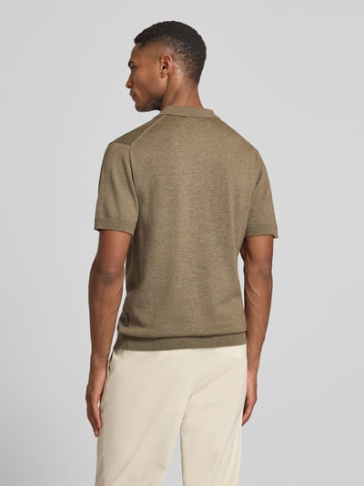 Männermodel trägt Regular Fit Poloshirt mit Knopfleiste Modell 'BELLS' von Casual Friday aus Baumwoll-Lyocell-Mix, Strickshirt, Rückenlänge 70 cm, Ganzkörperansicht Rückansicht.