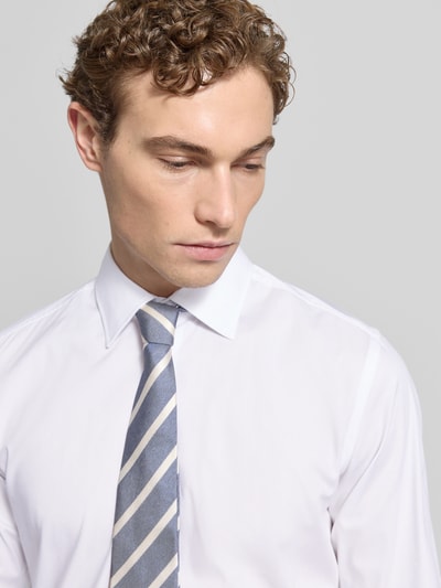 Männermodel trägt Slim Fit Businesshemd mit extra langem Arm von BOSS, Optik: Unifarben, Baumwoll-Mix, Nahaufnahme Oberkörper.