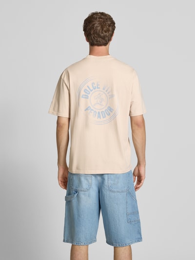Männermodel trägt Oversized Herren T-Shirt mit Label-Print Modell 'Nuevo' von Pegador aus Reine Baumwolle, Rückenlänge 69 cm, Ganzkörperansicht Rückansicht