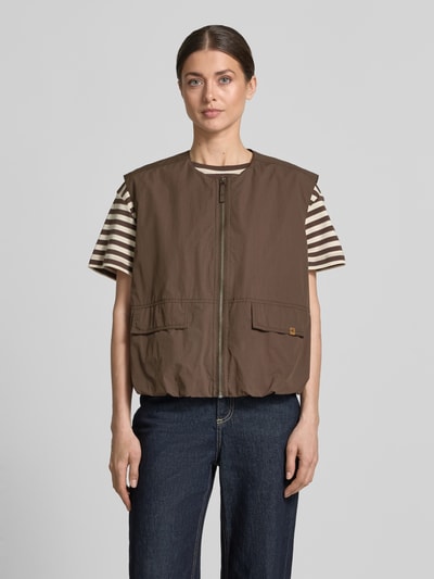 Frauenmodel trägt Weste mit Rundhalsausschnitt und Pattentaschen von camel active in Braun, gefertigt aus Baumwoll-Mix, Regular-Fit, Reißverschluss, kombiniert mit gestreiftem Damen T-Shirt, Ganzkörperansicht von vorne. Rückenlänge 27 cm, Schulterbreite 45 cm, Brustweite 56 cm bei Größe 36.
