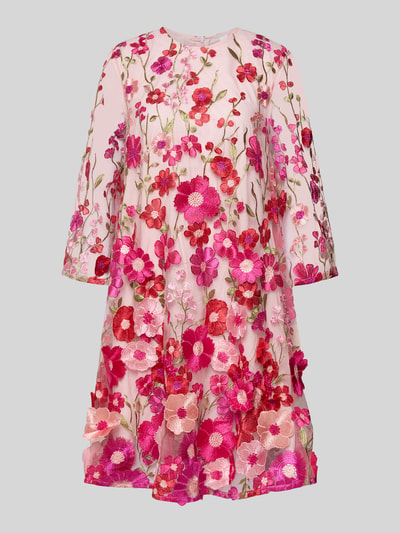 Produktfoto, Knielanges Cocktailkleid mit Stitchings Modell 'FLOWERING' von YAS in Semitransparenter-Optik mit Allover-Stitchings, floralen Mustern in Rot- und Pinktönen, A-Linie, 3/4-Arm, Rundhalsausschnitt, Rückenlänge bei Größe 36: 93 cm, Brustweite 47 cm, Ärmellänge 51 cm.