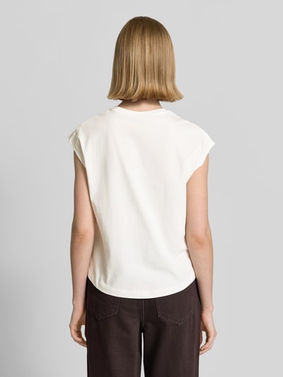 Frauenmodel trägt T-Shirt mit Rundhalsausschnitt und Stitchings Modell 'RICAMO' von Stefanel in Weiß, Baumwolle, Regular Fit, Ganzkörperansicht Rückansicht.