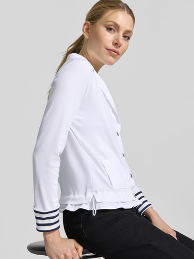Frauenmodel trägt Regular Fit Jacke mit aufgesetzten Taschen von Marc Cain in Weiß mit Reverskragen und Knopfleiste, Rückenlänge 56 cm bei Größe 38, Nahaufnahme Oberkörper.