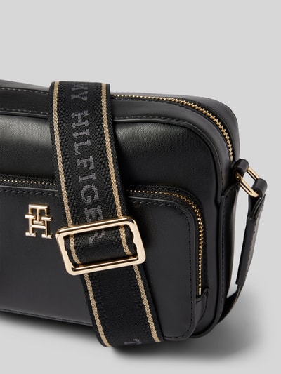 Tommy Hilfiger Umhängetasche mit TH-Emblem Modell 'JOY' Black 3