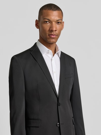 Männermodel trägt Slim Fit Anzugsakko mit Viskose-Anteil von s.Oliver BLACK LABEL, unifarben, Nahaufnahme Oberkörper.