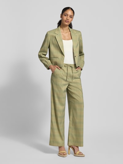 Vrouwenmodel draagt Regular Fit Blazer met elastische mouwboorden model 'Joli' van ICHI in elastische materiaalmix met viscose, reverskraag, borstzak en paspelzakken, kleur lichtgroen met ruitpatroon, regular fit, geheel lichaamsaanzicht van voren.