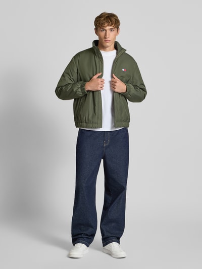 Tommy Jeans Relaxed Fit Bomberjacke mit Stehkragen Oliv 1