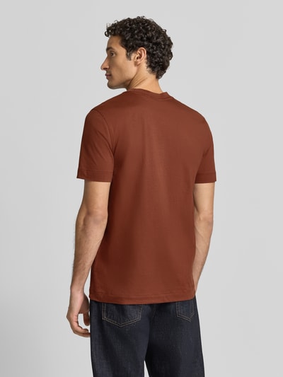 Männermodel trägt T-Shirt mit Rundhalsausschnitt von BOSS aus reiner Baumwolle, unifarben, Logo-Schriftzug, Ganzkörperansicht Rückansicht.