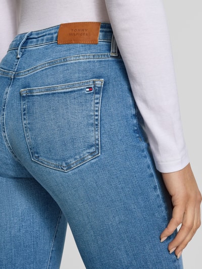 Frauenmodel trägt Wide Leg Loose Fit Jeans aus Baumwoll-Mix Modell 'FINN FLARE' von Tommy Hilfiger, Optik: Unifarben, Passform: Loose-Fit, Mid Waist, Label-Patch, Logo-Detail, Gürtelschlaufen, 5-Pocket-Design, Materialverarbeitung: Denim, Nahaufnahme Rückansicht.