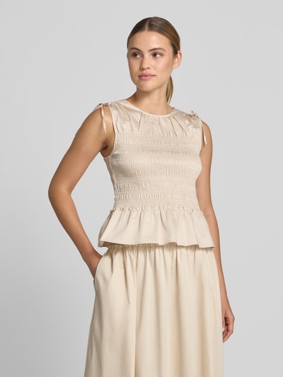 Frauenmodel trägt Blusentop mit Smok-Details von Comma aus Baumwoll-Mix mit Stretch-Anteil, Regular-Fit, Rundhalsausschnitt, Ganzkörperansicht von vorne.