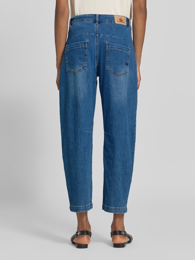 Männermodel trägt Barrel Jeans aus Baumwoll-Mix von Buena Vista, blaue Farbe, lockere Form, sichtbare Taschen, Ganzkörperansicht Rückansicht, damskie jeansy Barrel Jeans aus Baumwoll-Mix od Buena Vista.