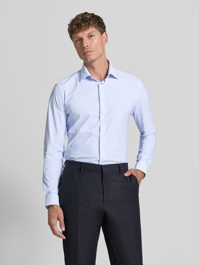 Männermodel draagt Slim Fit Business-Hemd met kentkraag van Jake*s, blauwwit gestreept, materiaalmix met stretch, knoopsluiting, voorkant, nahaufnahme bovenlichaam
