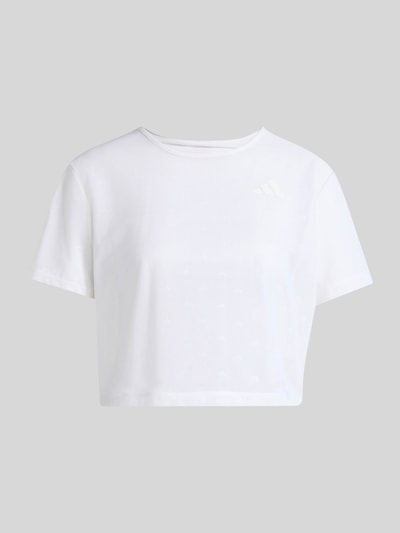 Produktfoto, weißes Cropped Fit Sport-T-Shirt mit Logo-Prägungen von adidas, glatte Textur, adidas Training Kontext