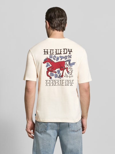 Männermodel draagt T-shirt met labelprints en ronde hals van Scotch & Soda, puur katoen, regular fit, ruglengte maat M 67 cm, rugaanzicht