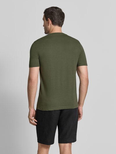 Męski model nosi Regular Fit T-Shirt aus reiner Baumwolle Modell 'BASIC TEE BIG LOGO' von s.Oliver RED LABEL, zielony, gładki, Ganzkörperansicht Rückansicht.