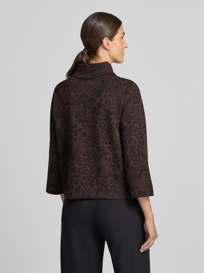 Vrouwenmodel draagt Regular Fit Sweatshirt aus Viskose-Mix van s.Oliver BLACK LABEL, donkerbruin met luipaardprint, rugaanzicht.