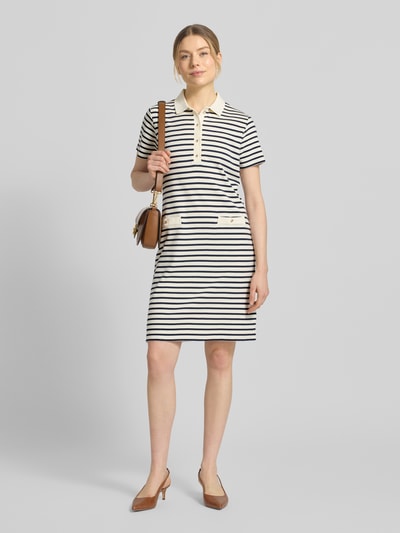 Frauenmodel trägt Knielanges Kleid mit Polokragen Modell 'Travissa' von JOOP! in Reine Baumwolle, Gerader-Schnitt, Knopfleiste, Ganzkörperansicht von vorne.
