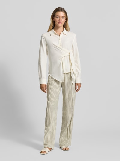 Frauenmodel trägt Relaxed Fit Weite Hose aus Leinen-Viskose-Mix von s.Oliver RED LABEL, beige mit weißen Streifen, elastischer Bund mit Tunnelzug, Bundfalte, High Waist, Eingrifftaschen und Gesäßtaschen, unifarbene Optik, luftige Struktur, Ganzkörperansicht von vorne.