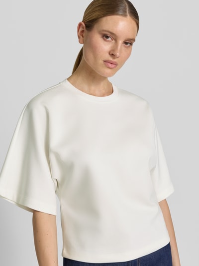 Kobiece modelka nosi Sweatshirt mit 1/2-Arm Modell 'Gikko' od OPUS, jasny kolor, prosty krój, materiał z bawełną, półokrągły dekolt, półrękaw, zbliżenie na górną część ciała.