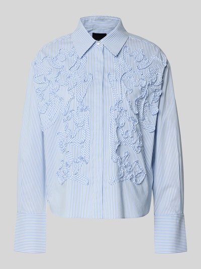 Produktfoto, Regular Fit Bluse mit Stitchings von Marc Cain, bawełniana mieszanka z domieszką stretchu, krój regular fit, kołnierz koszulowy, zdobienia, długość tyłu w rozmiarze 36: 57 cm, długość rękawa w rozmiarze 36: 59 cm, jasnoniebiesko-białe paski, teksturowane detale.
