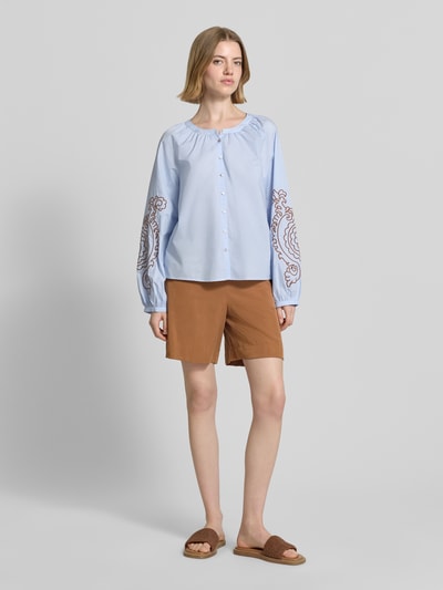 Frauenmodel trägt Straight Fit Shorts und Leinen-Anteil von Marc O’Polo, unifarben, elastischer Bund, seitliche Taschen, Ganzkörperansicht von vorne.