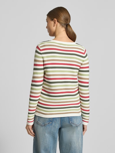 Frauenmodel trägt Regular Fit Strickpullover aus reiner Baumwolle von Tom Tailor in gestreiftem Allover-Muster, Rippstrick, Ganzkörperansicht Rückansicht.