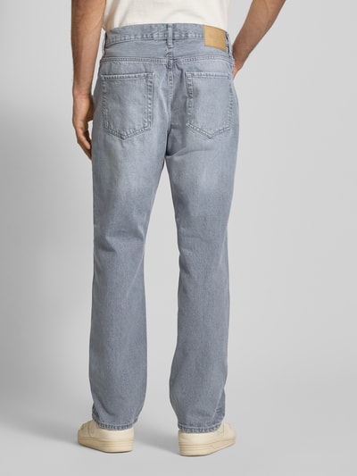 Männermodel trägt Straight Fit Jeans aus reiner Baumwolle Modell 'EDGE' von Only & Sons, hellblaue Denim, Label-Stitching, Ganzkörperansicht Rückansicht.