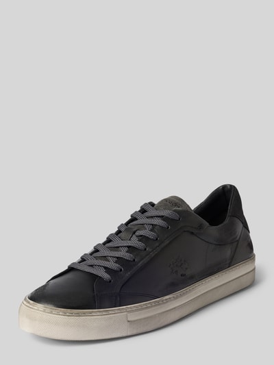 Produktfoto, Sneaker mit Label-Prägung von La Martina in Schwarz mit abgerundeter Form, strukturierter Sohle und Schnürverschluss.
