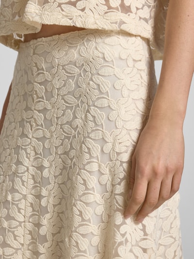 Vrouwenmodel draagt midirok im allover-look van Jake*s collectie, katoenmix, A-lijn, stitchings, detailopname rechterheup.