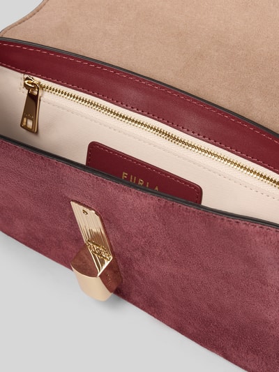 Produktfoto, Crossbody Bag aus echtem Leder Modell 'Iride' von FURLA, Hoofdvak met overslag, afneembare schouderband, met studs, bordeauxrood, binnenzak met rits, Breedte 26 cm, Lengte 14 cm, Diepte 6 cm, bandlengte 112 cm