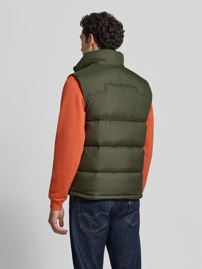 Männermodel trägt Regular Fit Weste mit Logo-Stitching von Polo Ralph Lauren in Olivgrün, Steppstruktur, Ganzkörperansicht Rückansicht.