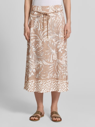 Frauenmodel trägt Midirock im Allover-Look mit Bindegürtel von More & More, A-Linie, beige-weiß, weiche Textur, Ganzkörperansicht von vorne.