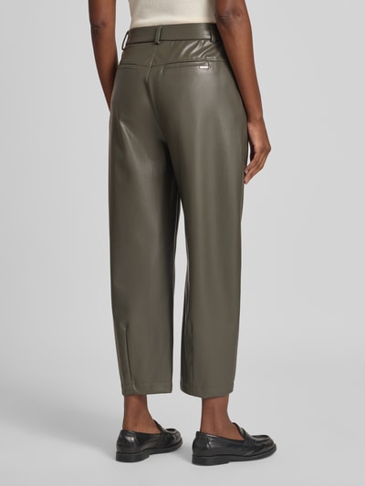 Vrouwenmodel draagt Regular fit kunstleerbroek met riemlussen model 'PHIBI' van Raffaello Rossi, dames, groentint, glad oppervlak. Volledige lichaamsweergave achteraan.