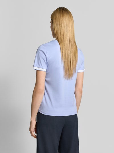 Frauenmodel trägt Damen T-Shirt mit Label-Detail Modell 'Molina' von MOS MOSH in Hellblau mit Kontraststreifen, Reine Baumwolle, Gerader-Schnitt, Rückenlänge 58 cm bei Größe S, Ganzkörperansicht Rückansicht.