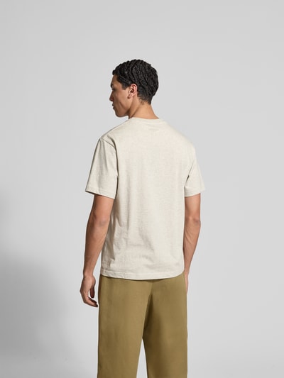Männermodel trägt Regular Fit T-Shirt aus reiner Baumwolle von Kenzo in Beige mit Label-Patch, Rückenlänge 68 cm, Ganzkörperansicht Rückansicht.