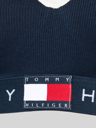 Produktfoto, BH mit Logo Bund Modell 'RIB BRALETTE LIFT' von TOMMY HILFIGER, mehrfarbiges Material mit strukturierter Rippen-Textur und Logo-Applikation