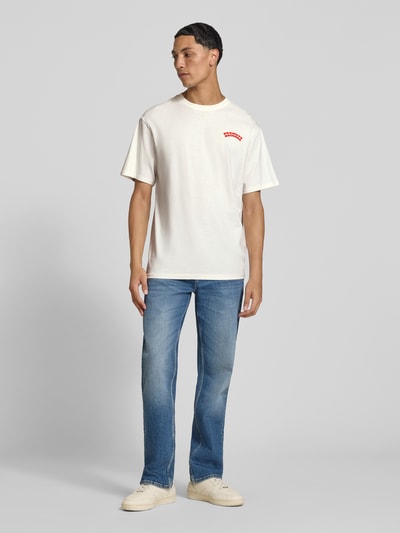Mannenmodel draagt Oversized T-shirt uit zuivere katoen model 'PEANUTS' van ONLY, Heren t-shirt, crème kleur, Ganzkörperansicht van voren.