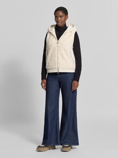 Vrouwenmodel draagt Teddyweste met capuchon Model 'MISS DAISY' van Frieda & Freddies, teddybont, straight fit, zijritszakken, tweewegritssluiting, tunnelkoord in zoom, offwhite-creme, Ganzkörperansicht van voren.
