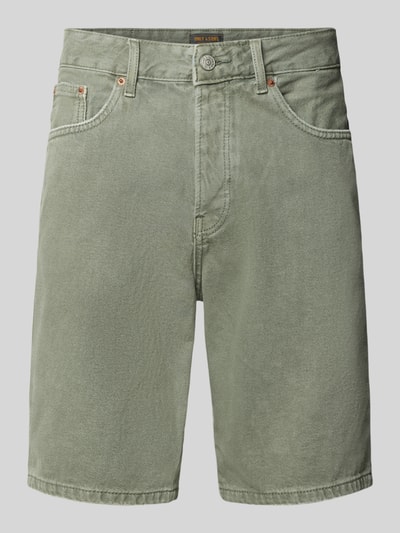 Produktfoto, Regular Fit Jeansshorts aus reiner Baumwolle Modell 'EDGE' von Only & Sons in grünlicher Denim-Optik mit Nieten, Label-Patch, Gürtelschlaufen, Knopf und verdecktem Reißverschluss, 5-Pocket-Design, glatte Struktur.