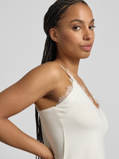 Frauenmodel trägt Spitzentop mit V-Ausschnitt von Jake*s Collection aus Material-Mix mit Stretch-Anteil, Spitze, Nahaufnahme Oberkörper.