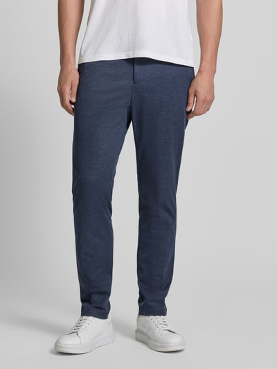 Männermodel trägt dunkelblaue Herren Anzughose mit Viskose-Anteil von s.Oliver BLACK LABEL, Nahaufnahme Oberkörper bis Füße.