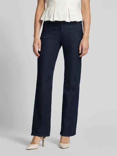 Frauenmodel trägt Straight Fit Jeans aus Baumwoll-Mix Modell 'TESS' von CAMBIO in dunklem Blau, glatte Struktur, Ganzkörperansicht von vorne, Damen Straight Fit Jeans von CAMBIO.