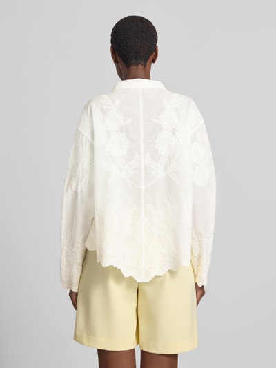 Vrouwenmodel draagt Relaxed Fit Bluse aus reiner Baumwolle van Apricot, wit met all-over bloemenmotief, platte kraag, puur katoen, blouse met lange mouwen, ruglengte maat S/M 66 cm, mouwlengte S/M 58 cm, geheelopname rugaanzicht.