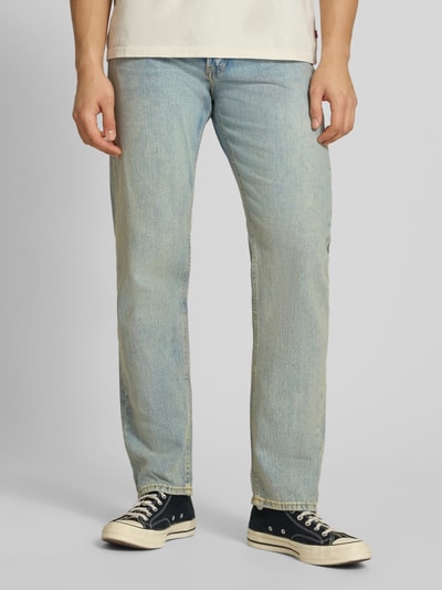 Männermodel trägt Relaxed Fit Jeans im Used-Look Modell 'CHRIS' von Jack & Jones, hellblau, reine Baumwolle, Ganzkörperansicht von vorne.