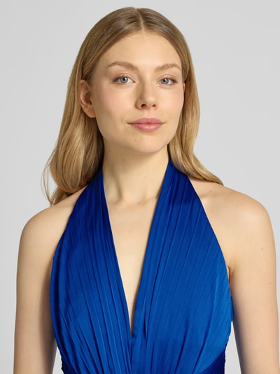 Frauenmodel trägt Neckholder-Midikleid aus Satin Modell 'Natasha' von Forever New in intensivem Blau mit Plisseefalten, Nahaufnahme Oberkörper.