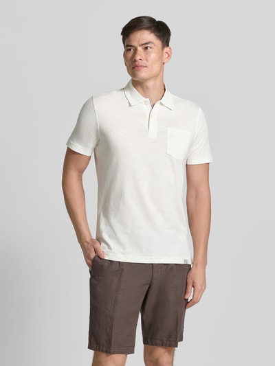 Männermodel trägt Regular Fit Poloshirt mit Brusttasche von Lerros aus Reine Baumwolle, Polokragen, Logo-Stitching, Ganzkörperansicht von vorne.