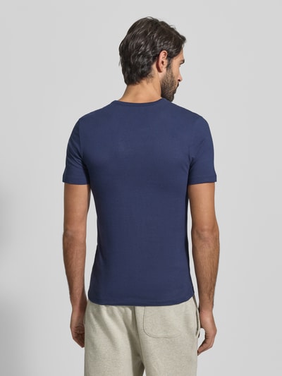 Männermodel trägt T-Shirt mit Label-Stitching im 3er-Pack Modell 'Classic' von BOSS, dunkelblau, unifarben, Rückansicht, Ganzkörperansicht.