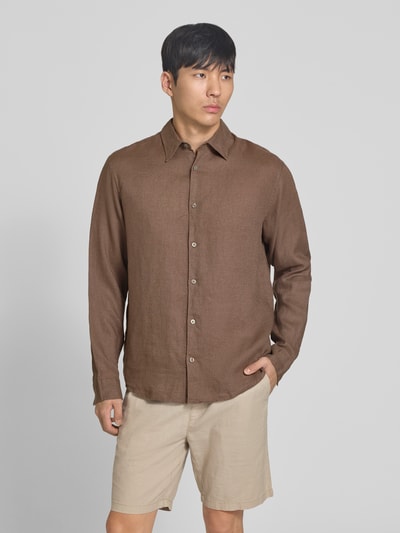 Männermodel trägt Regular Fit Leinenhemd aus reinen Leinen Modell 'Lawrence' von Jack & Jones Premium in Braun mit Kentkragen, Langärmelig, durchgehende Knopfleiste, glatte Textur, Rückenlänge 74 cm, Schulterbreite 45 cm, Ärmellänge 66 cm, Ganzkörperansicht von vorne.